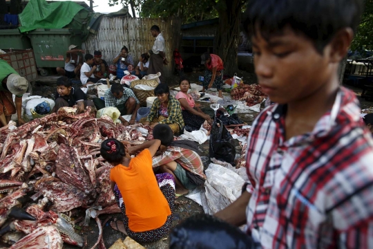 Potret pembagian daging hewan kurban di Myanmar