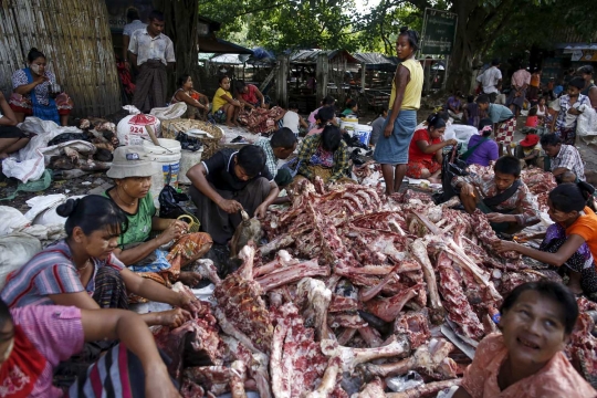 Potret pembagian daging hewan kurban di Myanmar