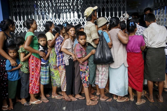 Potret pembagian daging hewan kurban di Myanmar