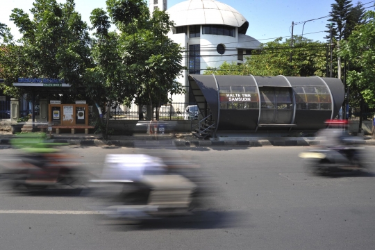 Melihat halte-halte Trans Metro Bandung yang terbengkalai