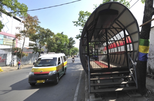 Melihat halte-halte Trans Metro Bandung yang terbengkalai