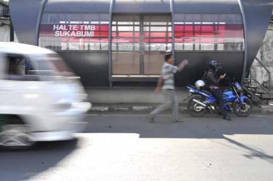 Melihat halte-halte Trans Metro Bandung yang terbengkalai