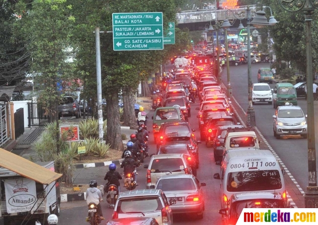 Foto : Semrawutnya lalu lintas di Kota Bandung merdeka.com