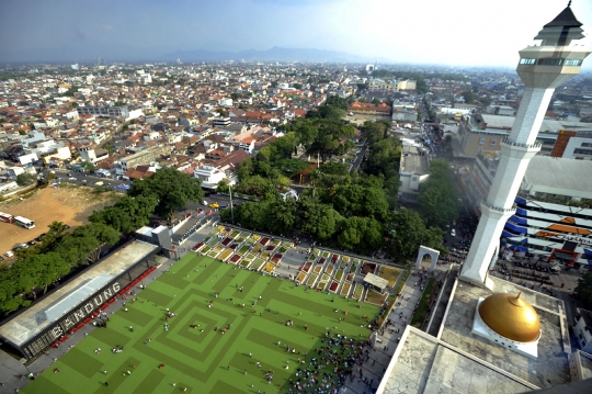 Melihat pemandangan Kota Bandung dari menara Masjid Agung