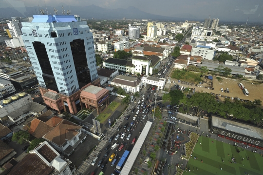 Melihat pemandangan Kota Bandung dari menara Masjid Agung