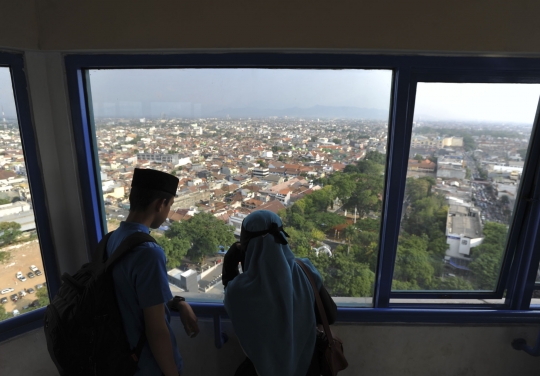 Melihat pemandangan Kota Bandung dari menara Masjid Agung