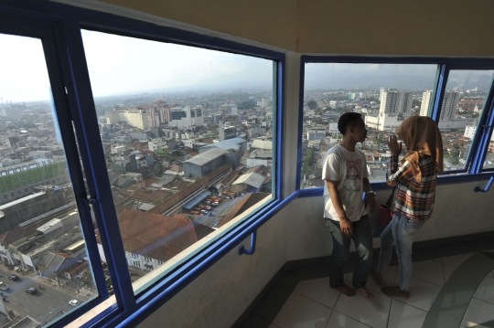 Melihat pemandangan Kota Bandung dari menara Masjid Agung