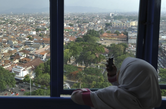 Melihat pemandangan Kota Bandung dari menara Masjid Agung