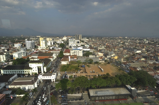 Melihat pemandangan Kota Bandung dari menara Masjid Agung