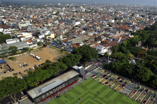 Melihat pemandangan Kota Bandung dari menara Masjid Agung