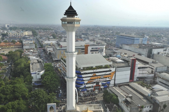 Melihat pemandangan Kota Bandung dari menara Masjid Agung