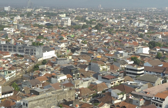 Melihat pemandangan Kota Bandung dari menara Masjid Agung