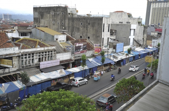 Potret kumuh trotoar Kota Bandung dipenuhi lapak-lapak PKL