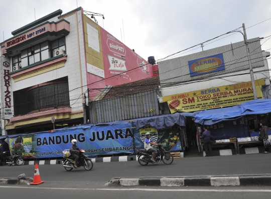 Potret kumuh trotoar Kota Bandung dipenuhi lapak-lapak PKL