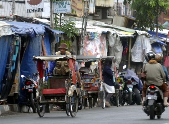 Potret kumuh trotoar Kota Bandung dipenuhi lapak-lapak PKL