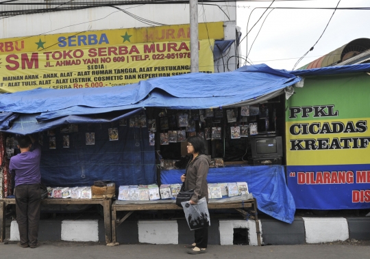 Potret kumuh trotoar Kota Bandung dipenuhi lapak-lapak PKL