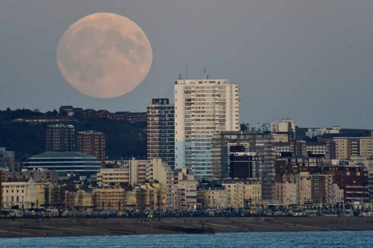 Menyaksikan keindahan fenomena Supermoon 'berdarah'