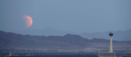 Menyaksikan keindahan fenomena Supermoon 'berdarah'