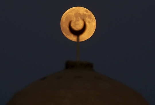 Menyaksikan keindahan fenomena Supermoon 'berdarah'