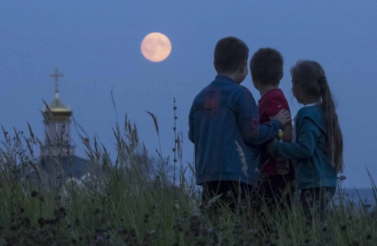 Menyaksikan keindahan fenomena Supermoon 'berdarah'