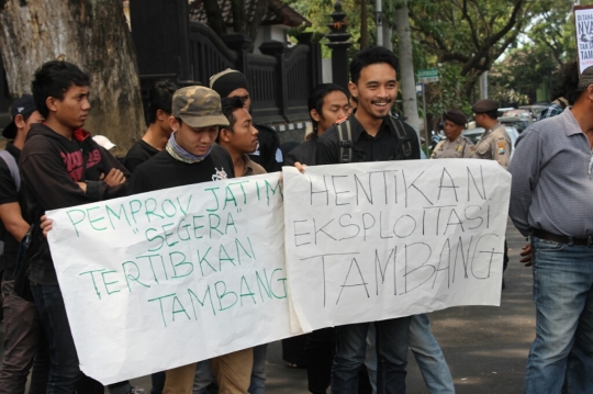 Unjuk rasa kecam pembunuhan petani yang tolak tambang di Lumajang