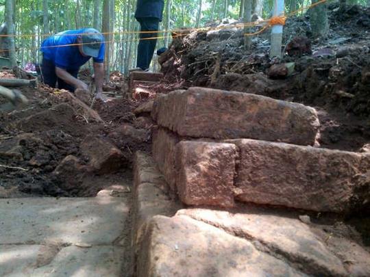 Ini candi diduga peninggalan Mataram kuno abad ke-10