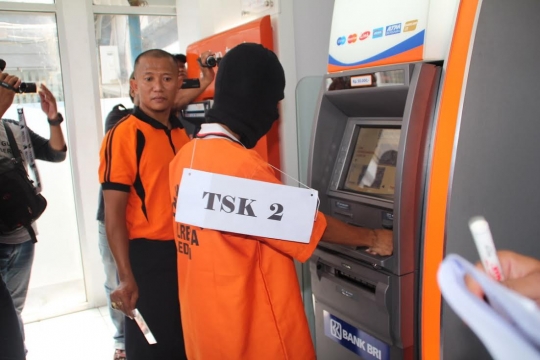 Begini adegan rekonstruksi pembunuhan sadis mahasiswi di Kediri