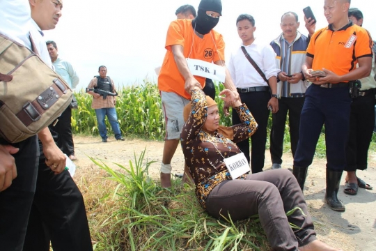 Begini adegan rekonstruksi pembunuhan sadis mahasiswi di Kediri