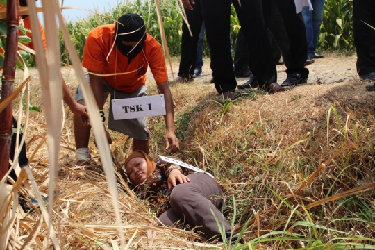 Begini adegan rekonstruksi pembunuhan sadis mahasiswi di Kediri