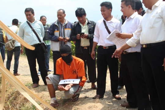 Begini adegan rekonstruksi pembunuhan sadis mahasiswi di Kediri