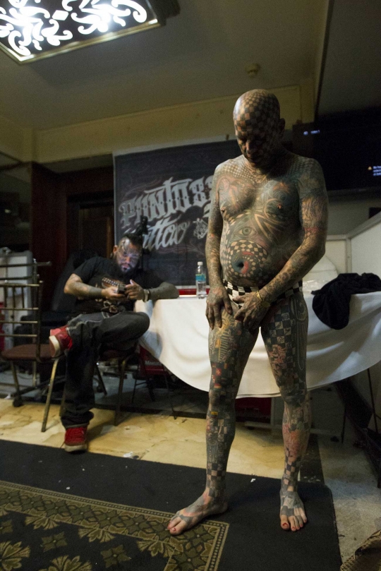 Penampilan para penggila tato ekstrem di Quito Tattoo Convention