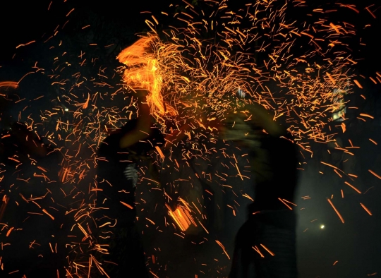 Menyaksikan panasnya tradisi perang api Siat Geni