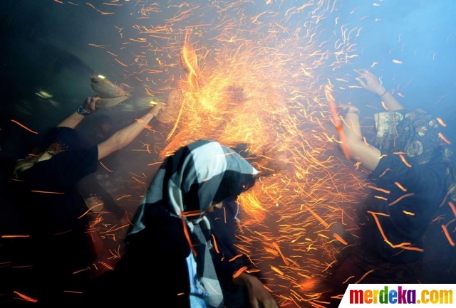 Foto : Menyaksikan panasnya tradisi perang api Siat Geni 