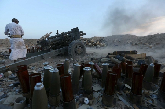 Aksi meriam pasukan Yaman gempur militan Houthi