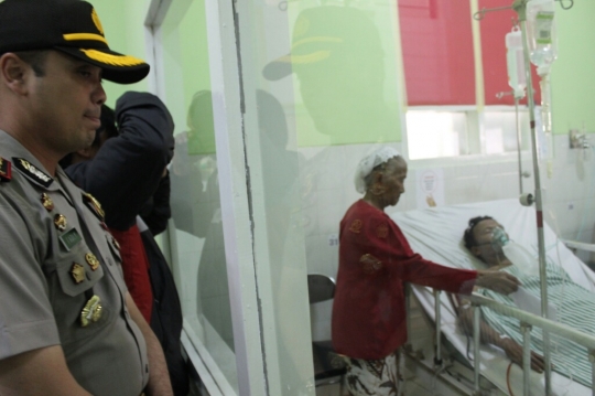 Melihat kondisi Tosan terbaring kritis di rumah sakit