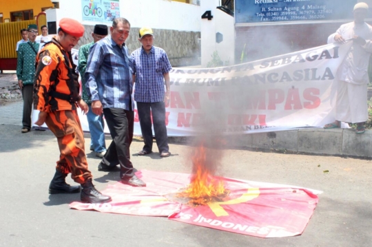 Peringati G30S, massa di Malang bakar bendera PKI