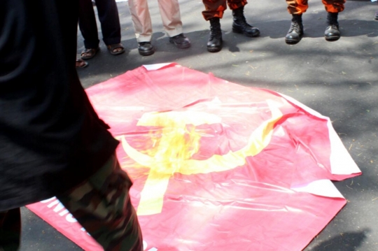 Peringati G30S, massa di Malang bakar bendera PKI