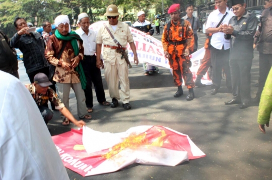 Peringati G30S, massa di Malang bakar bendera PKI