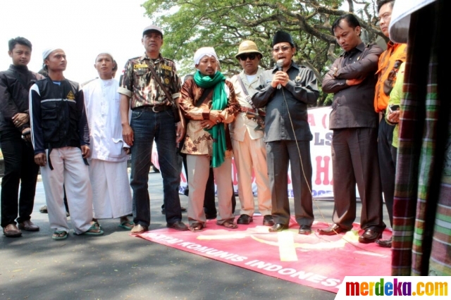 Foto : Peringati G30S, massa di Malang bakar bendera PKI 