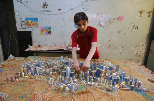 ABG 14 tahun ini bikin miniatur Kota Aleppo, Suriah dari kertas