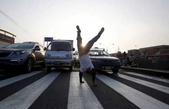 Kisah keprihatinan dua bocah Peru breakdance di tengah jalan