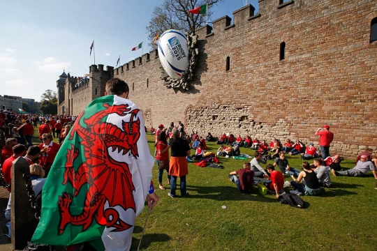'Bola raksasa tabrak dinding' ini mendadak hebohkan warga Wales