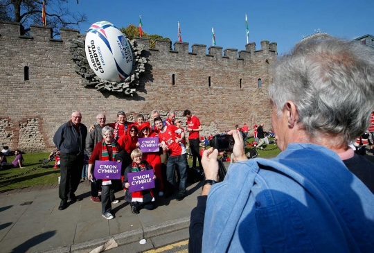 'Bola raksasa tabrak dinding' ini mendadak hebohkan warga Wales