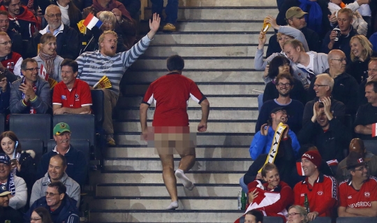 Aksi suporter tanpa celana hebohkan pertandingan rugbi di Inggris