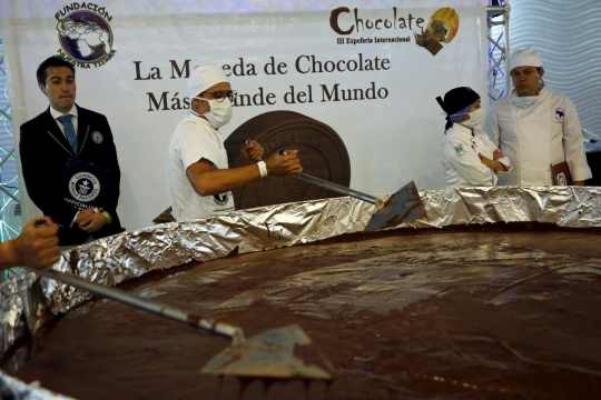 Cokelat koin raksasa seberat 1 ton pecahkan rekor dunia