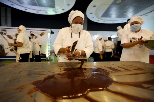 Cokelat koin raksasa seberat 1 ton pecahkan rekor dunia