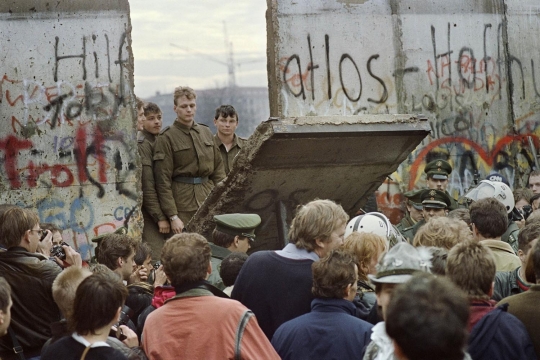 Mengenang peristiwa runtuhnya Tembok Berlin