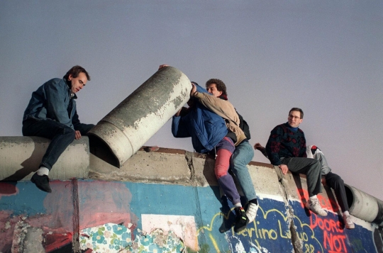 Mengenang peristiwa runtuhnya Tembok Berlin