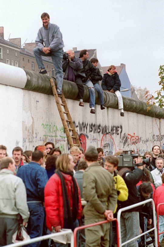 Mengenang peristiwa runtuhnya Tembok Berlin