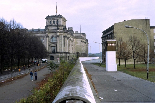 Mengenang peristiwa runtuhnya Tembok Berlin